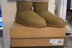 UGG W Classic Mini II – Maat 36, NIEUW in doos, Kleding | Dames, Schoenen, Bruin, Snowboots, Nieuw, Ophalen of Verzenden