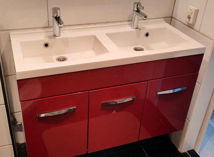 Wijnrood wastafelmeubel met spiegel en verlichting, Huis en Inrichting, Badkamer | Badkamermeubels, Gebruikt, Wastafelkast, Minder dan 100 cm