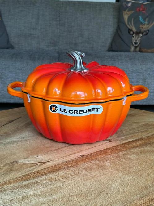 Le Creuset Pompoenpan 24 cm - Volcanic oranje, Huis en Inrichting, Keuken | Potten en Pannen, Nieuw, Koekenpan of Braadpan, Gietijzer