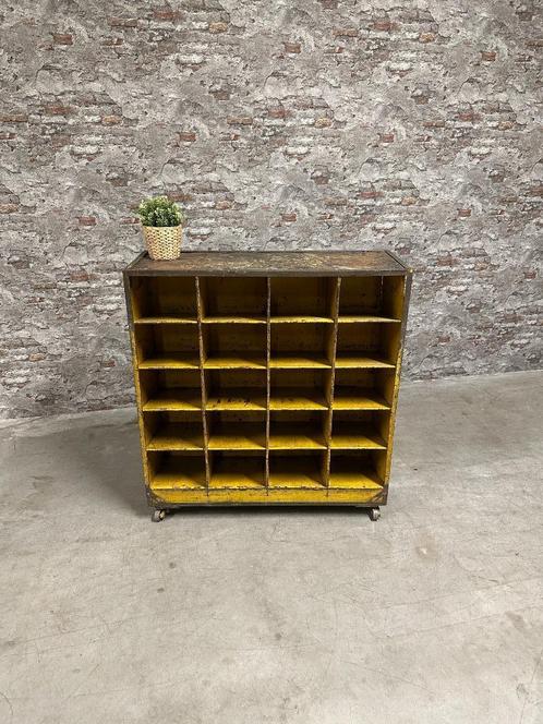 Industrieel vintage schoenenrek op wielen nr.1046, Huis en Inrichting, Kasten | Schoenenrekken, Nieuw, Ophalen of Verzenden