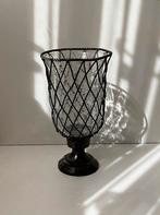 Groot sfeervol windlicht op een voet van metaal en glas, Huis en Inrichting, Woonaccessoires | Kandelaars en Kaarsen, Ophalen