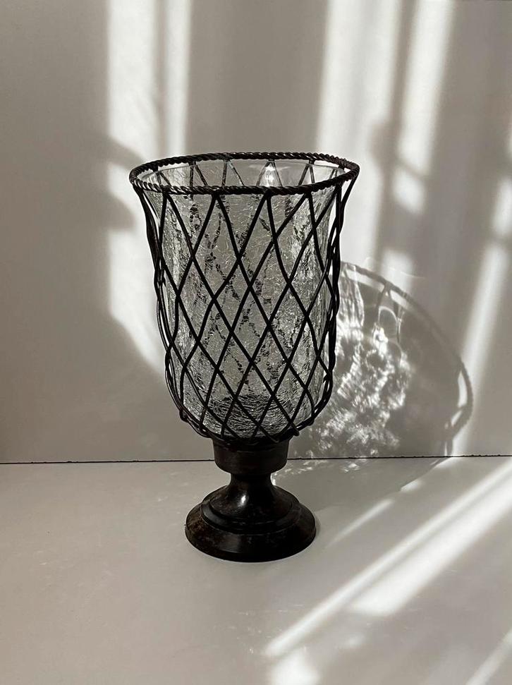 Groot sfeervol windlicht op een voet van metaal en glas, Huis en Inrichting, Woonaccessoires | Kandelaars en Kaarsen, Zo goed als nieuw