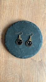 Oorbellen smiley zwart handgemaakt #MadebyMyla, Ophalen of Verzenden, Nieuw, Zwart, Overige materialen