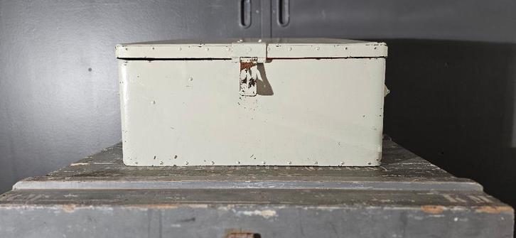 Oude metalen transportkist, Huis en Inrichting, Woonaccessoires | Kisten, Gebruikt, Minder dan 50 cm, 50 tot 75 cm, Minder dan 50 cm