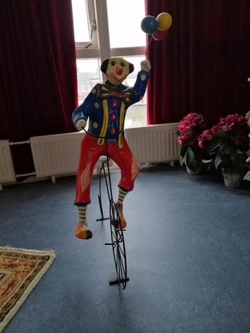 Papier maché Clown op fiets