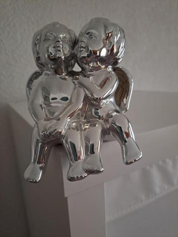 Twee zittende engeltjes (zilverkleurig beeldje)