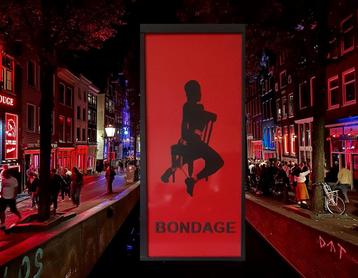 Reclame lichtbak uit red light district. beschikbaar voor biedingen