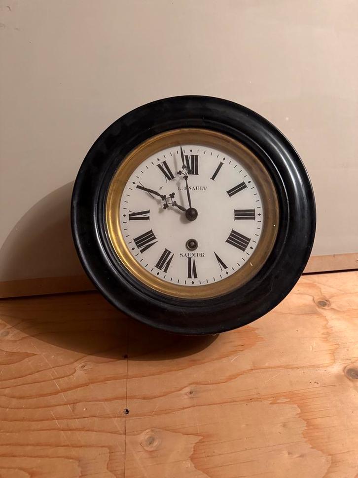 Decoratieve 19e-eeuwse wandklok met karakter, Huis en Inrichting, Woonaccessoires | Klokken, Gebruikt, Wandklok, Analoog, Ophalen of Verzenden