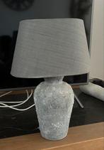 Mooie grijze lamp met grijze kap, Huis en Inrichting, Lampen | Tafellampen, Ophalen of Verzenden, Zo goed als nieuw, Minder dan 50 cm