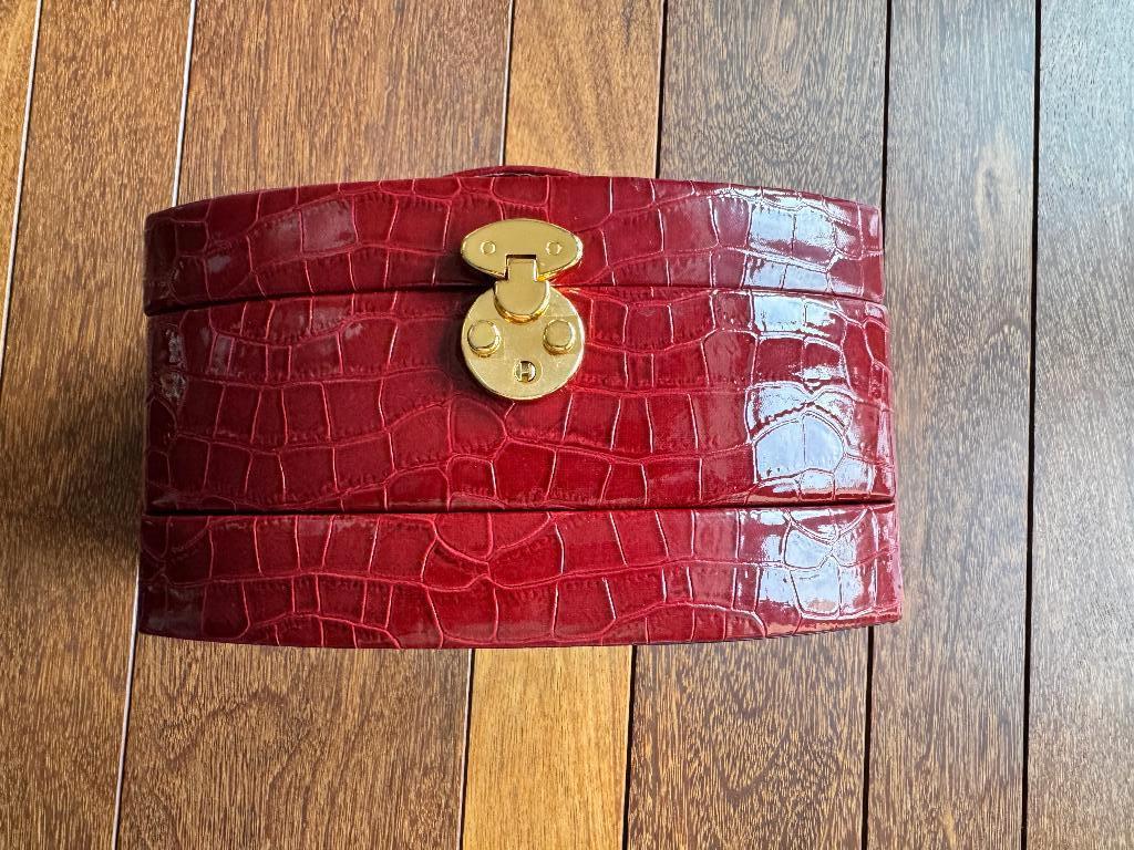 Mooie rode sieradendoos met meerdere vakken, Sieraden, Tassen en Uiterlijk, Beautycases, Zo goed als nieuw, Hardcase, Rood, Met slot