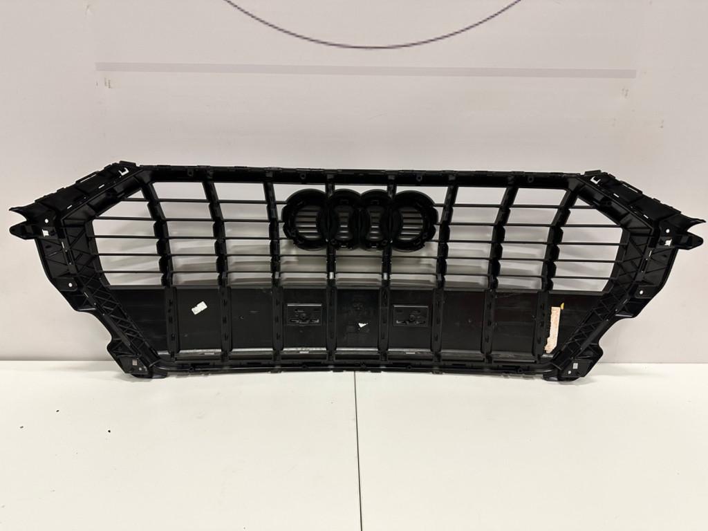 AUDI Q3 83A GRILLE GRILL ORIGINEEL 83A855651E, Auto-onderdelen, Carrosserie en Plaatwerk, Gebruikt, AUDI AG, Auto-Union-Strasse 1
85045  Ingolstadt, DE