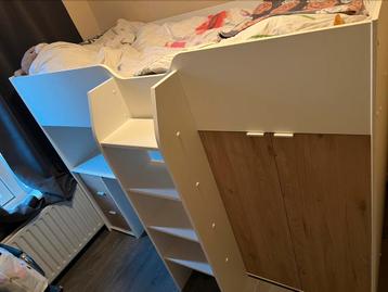 Hoogslaper met kledingkast en bureau beschikbaar voor biedingen