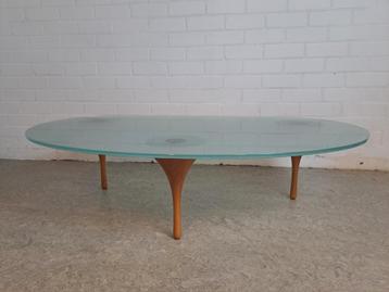 Vintage designsalontafel big mama met mooie houten pootjes.
 beschikbaar voor biedingen