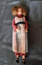 Vintage poppenhuis figuur dame met broek en jurk Lundby, Verzamelen, Ophalen of Verzenden, Zo goed als nieuw, Popje