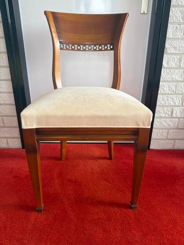 Mooie houten stoel met stoffen zitting beschikbaar voor biedingen
