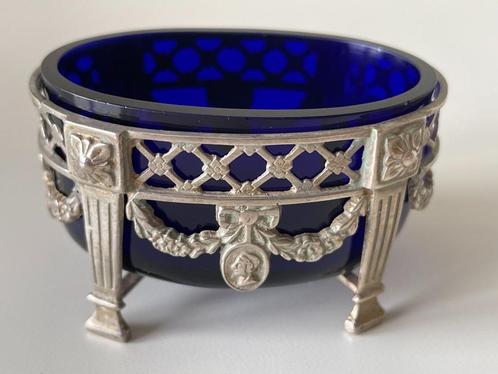 Ovalen zoutvaatje op 4 pootjes met kobalt blauw glas, Antiek en Kunst, Antiek | Goud en Zilver, Zilver, Ophalen of Verzenden