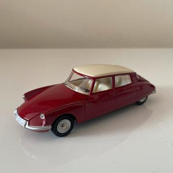 Citroën, rode DINKY toys beschikbaar voor biedingen