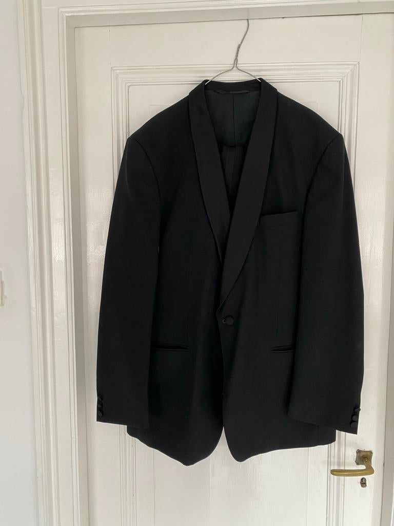 Smoking Maat 52 met Strikje en kledinghoes, Kleding | Heren, Kostuums en Colberts, Ophalen of Verzenden, Gedragen, Maat 52/54 (L)