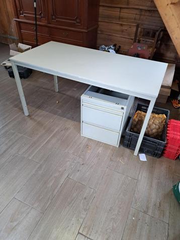 mooi stalen bureau. gratis op te halen 2 beschikbaar voor biedingen