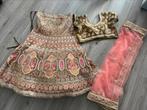 Zwaarbewerkte indiase lengha maat 42/44 khaki met roze, Kleding | Dames, Gelegenheidskleding, Overige typen, Lengha, Maat 42/44 (L)