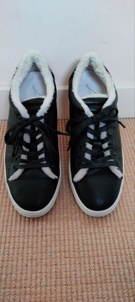 Lola Cruz zwarte Sneakers met vacht & strass - Maat 39, Kleding | Dames, Schoenen, Ophalen of Verzenden, Zo goed als nieuw, Zwart