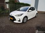 Toyota Yaris 1.5 Hybride Navi Camera (bj 2021, automaat), Auto diversen, Schadeauto's, Automaat, Overige carrosserieën, Wit, Hybride Elektrisch/Benzine