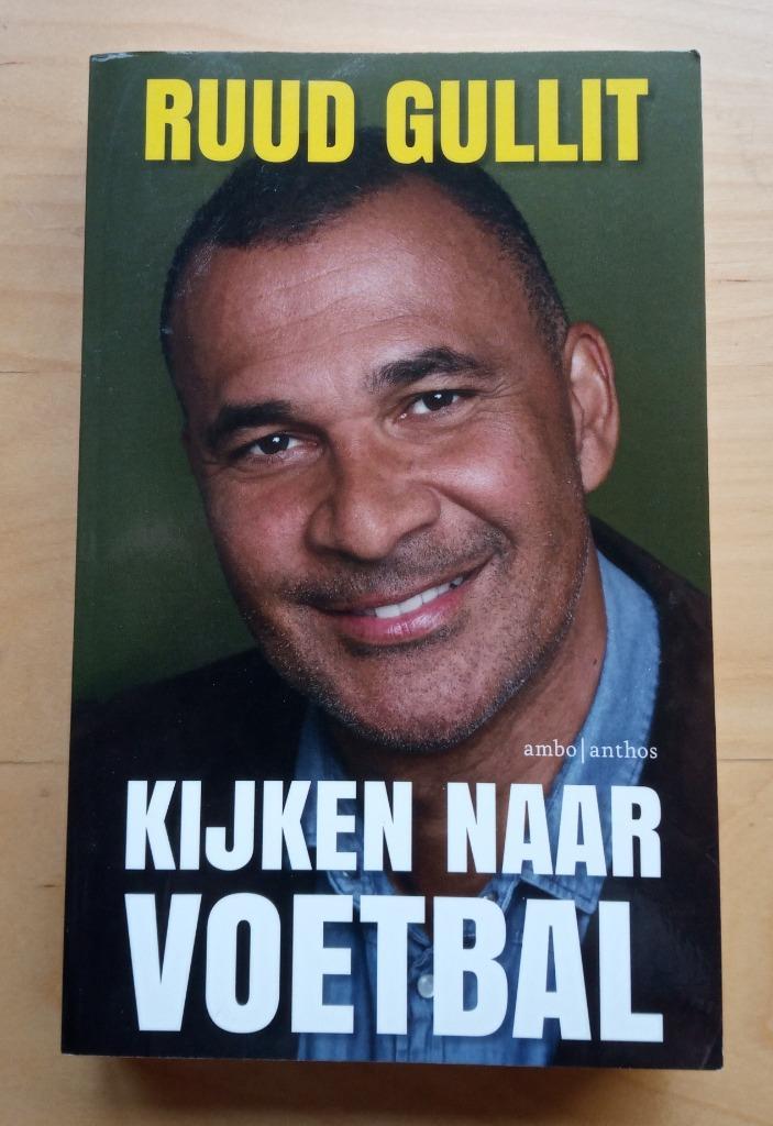 Ruud Gullit: "Kijken naar voetbal" ISBN 9789026336041, Boeken, Sportboeken, Zo goed als nieuw, Balsport, Ophalen of Verzenden