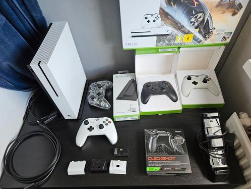 Xbox one s met 1 TB opslag en extra's, Spelcomputers en Games, Spelcomputers | Xbox One, Gebruikt, Xbox One S, 1 TB, Met 3 controllers of meer