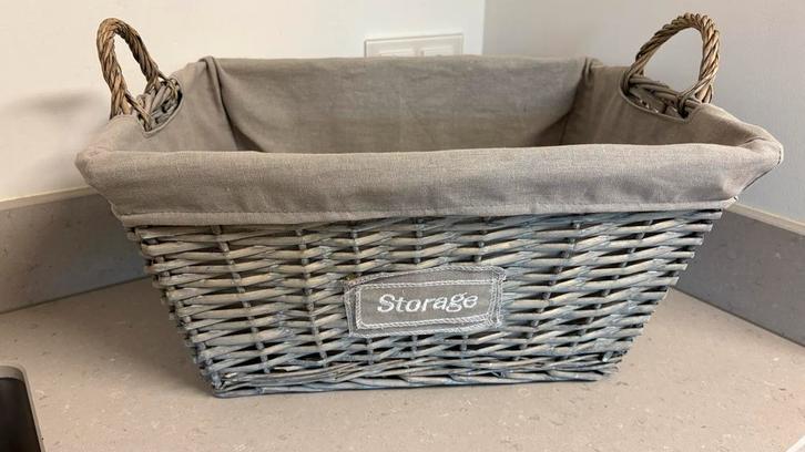 Rieten Mand met Grijze Bekleding, Huis en Inrichting, Woonaccessoires | Kisten, Nieuw, Minder dan 50 cm, Overige materialen, Ophalen of Verzenden