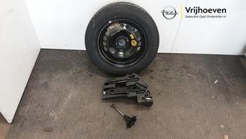 Krikset + reservewiel van een Opel Corsa (Corsa E 15-) beschikbaar voor biedingen