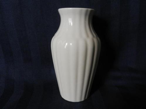 Sierlijke witte geribde vaas Porceleyne Fles Delft h 16,5 cm, Antiek en Kunst, Antiek | Keramiek en Aardewerk, Ophalen of Verzenden