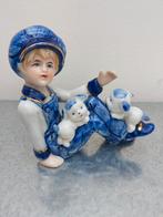 Vintage porseleinen beeldje van jongen met twee puppies, Verzamelen, Beelden en Beeldjes, Ophalen of Verzenden, Zo goed als nieuw