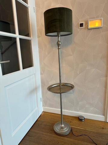 Zilverkleurige vloerlamp met dienblad. beschikbaar voor biedingen