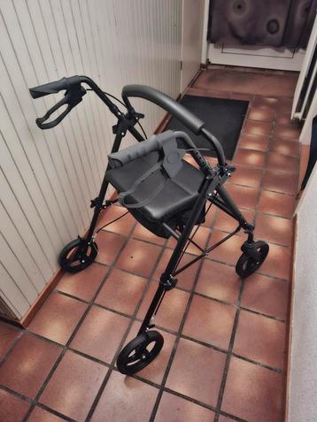 Rollator met handremmen en zitje beschikbaar voor biedingen