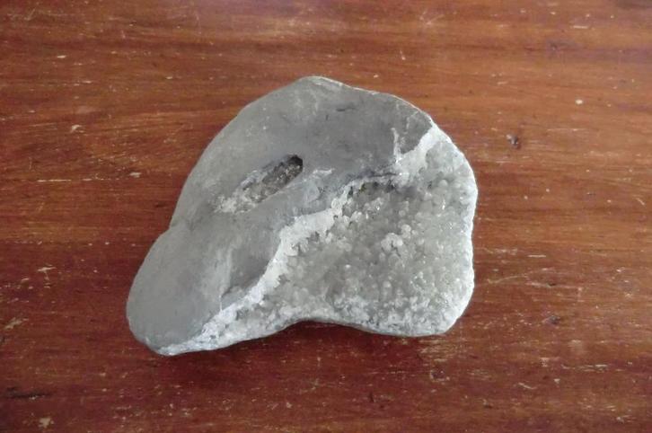 mineraal steen grijs glanzend -van het strand van Lyme Regis, Verzamelen, Mineralen en Fossielen, Mineraal, Ophalen of Verzenden