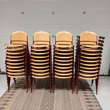 40x stapelstoelen kerkstoelen partij stoelen ( car Katwijk ) beschikbaar voor biedingen