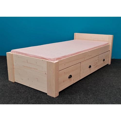 Massief houten bed met een speels hartje in het hoofdeinde e, Kinderen en Baby's, Kinderkamer | Bedden, Nieuw, 180 cm of meer