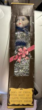 Doll of China, with body of cloth, wearing western dress, Verzamelen, Ophalen of Verzenden, Nieuw, Pop