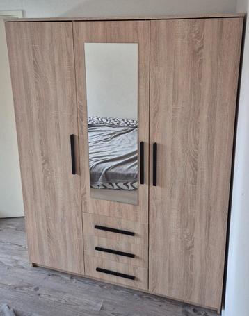 Kledingskast beschikbaar voor biedingen