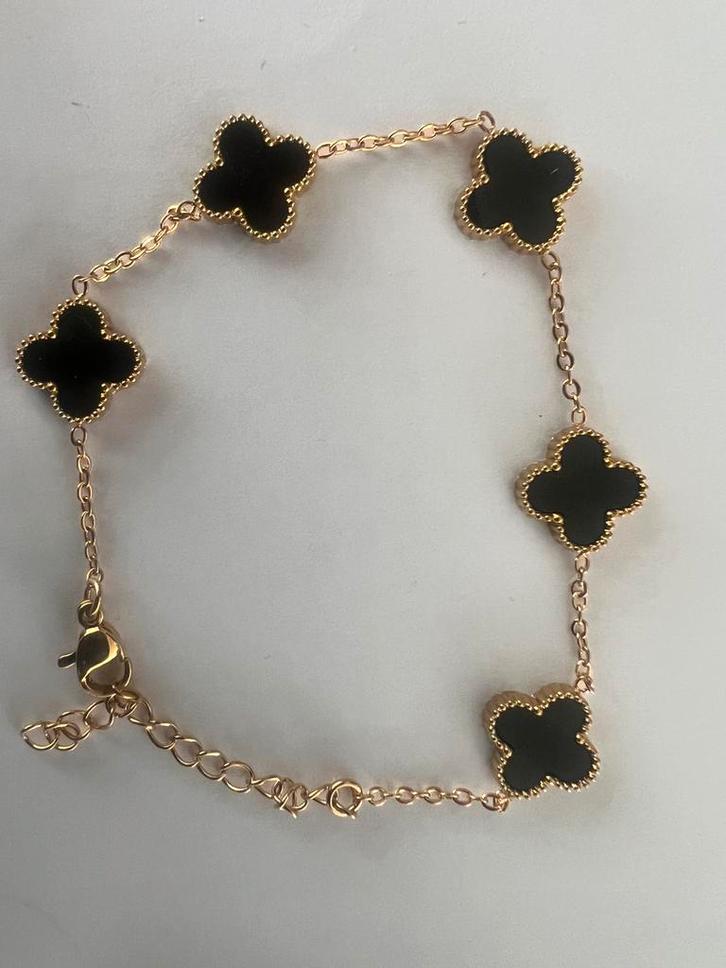 Armbandje goudkleurig met zwart klaver, Sieraden, Tassen en Uiterlijk, Armbanden, Nieuw, Staal, Zwart, Met edelsteen, Ophalen of Verzenden