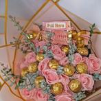 Boeket met kunstrozen en chocolade, Ophalen of Verzenden, Nieuw, Binnen