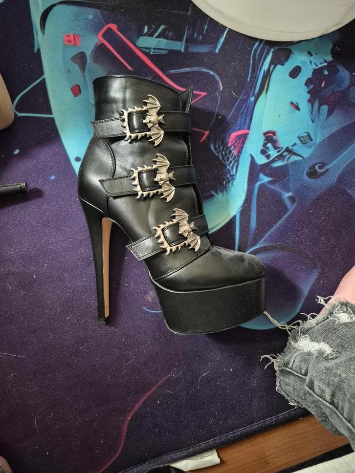 Hoge hakken met vleermuisjes - Gothic, Kleding | Dames, Schoenen, Zo goed als nieuw, Lage of Enkellaarzen, Zwart, Ophalen