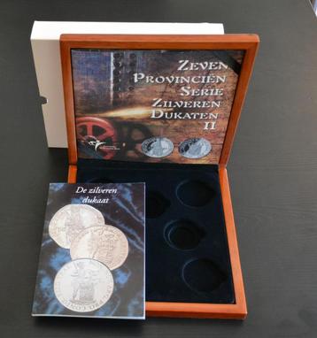Luxe houten box voor de Zilveren Dukaten van 2001 t/m 2007 beschikbaar voor biedingen