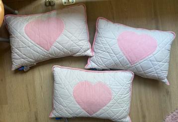 Drie roze sierkussens met hart van Flexa beschikbaar voor biedingen