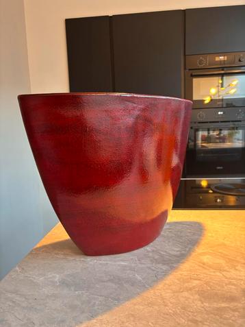 Prachtige grote rode design vaas/ bloempot art-deco beschikbaar voor biedingen