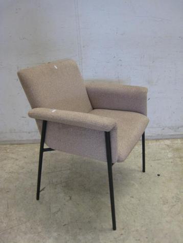 Moderne fauteuil beschikbaar voor biedingen