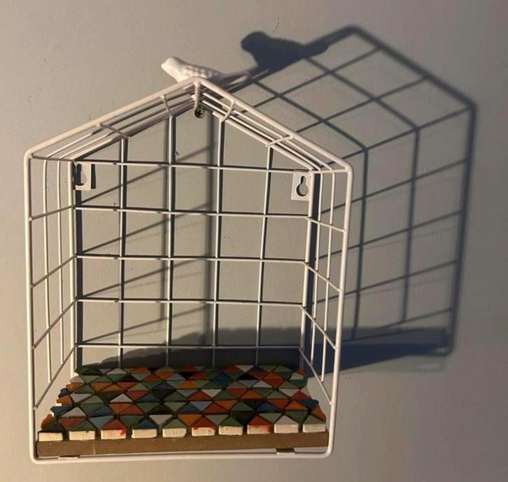 Leuk metalen wandrekje in huisvorm, Huis en Inrichting, Woonaccessoires | Wandplanken en Boekenplanken, Zo goed als nieuw, Ophalen