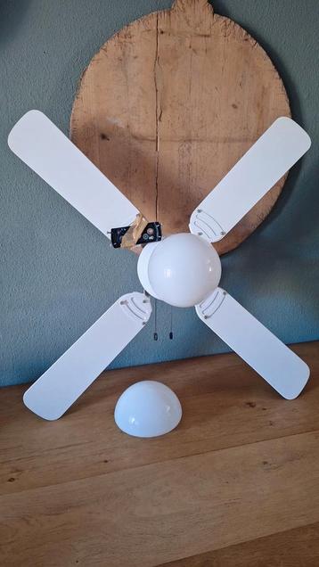 Plafond ventilator met lamp en reserve lampenkap beschikbaar voor biedingen