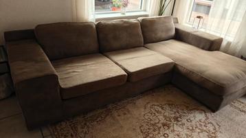 Comfortabele hoekbank in bruin suède – met loungegedeelte beschikbaar voor biedingen