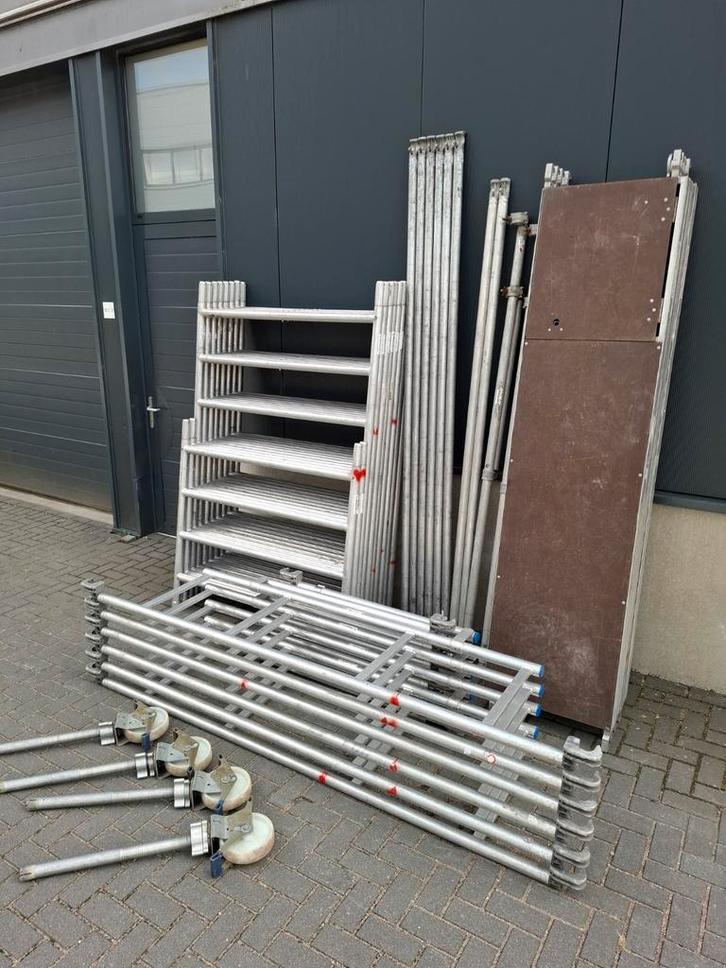 Professionele Aluminium rolsteiger 135x245 WH 10,2, zgst., Doe-het-zelf en Verbouw, Steigers, Zo goed als nieuw, Rolsteiger of Kamersteiger
